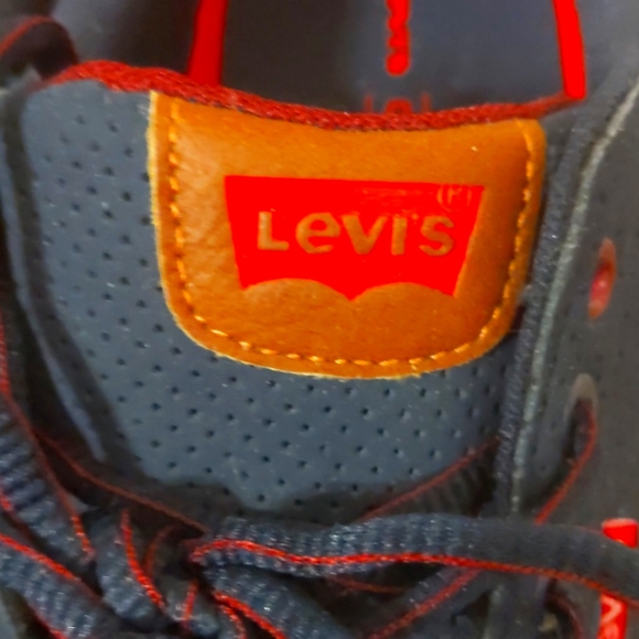 Levi's - Picture 2 of 4